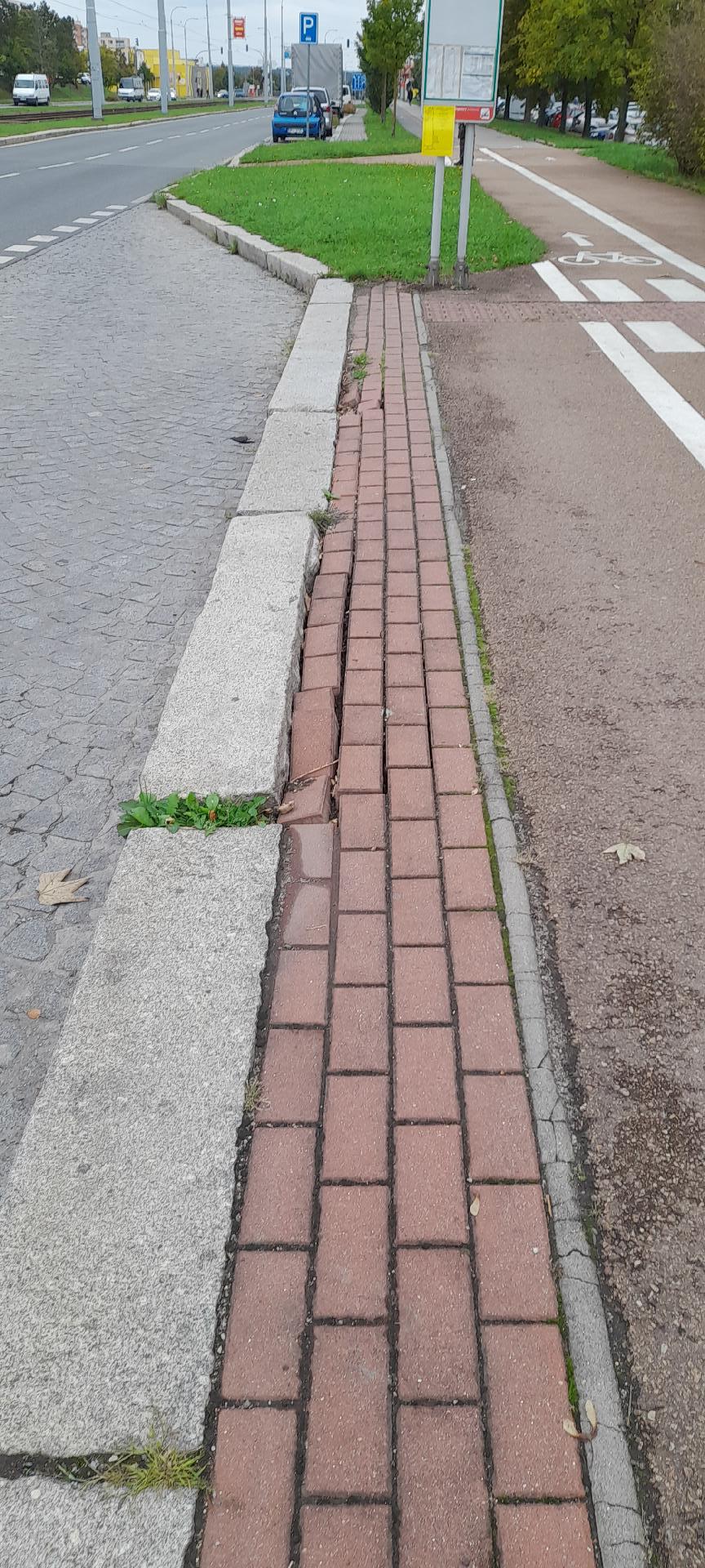 Špatný stav obrubníků a kostek