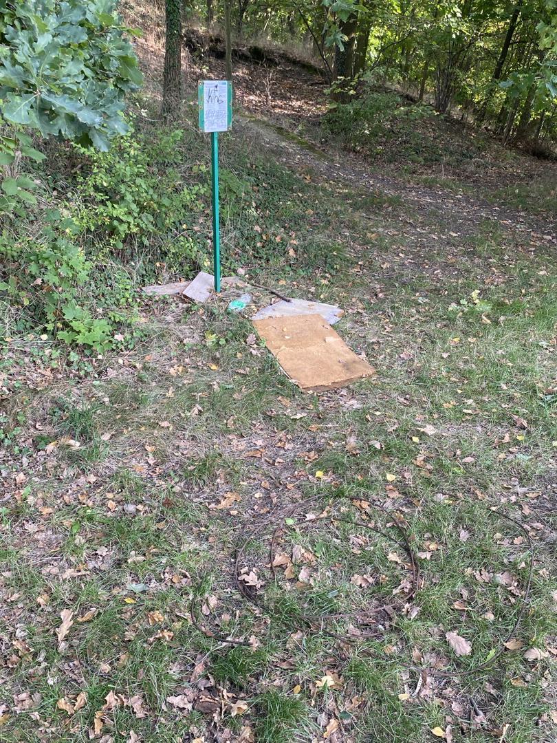 Poničené lavičky a nepořádek