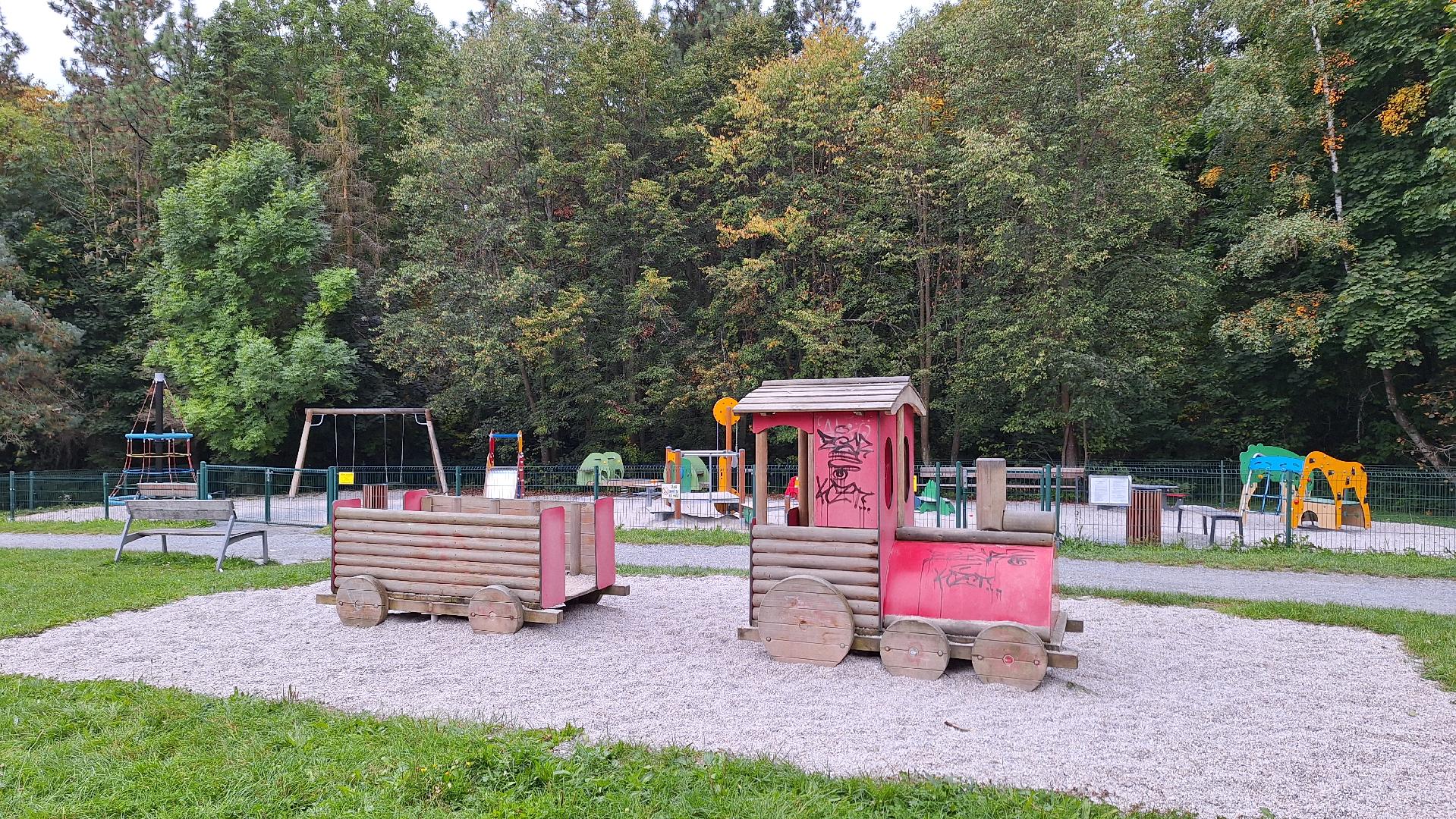 Posprejovaný prvek na hřišti