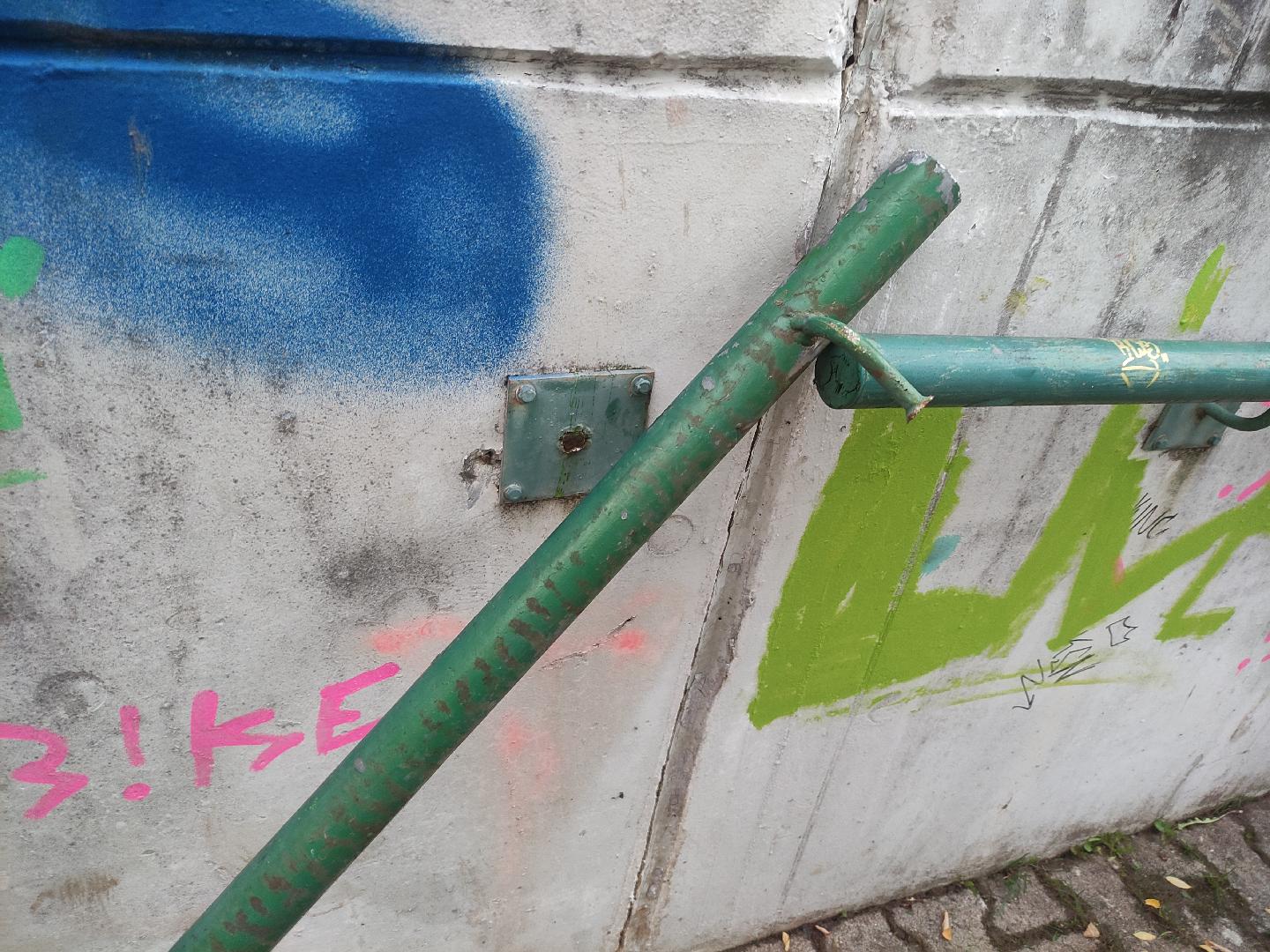 Vytržené zábradlí