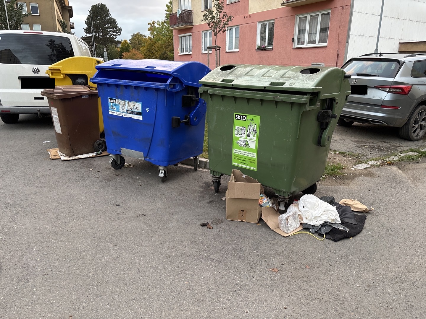 odpadky kolem popelnic