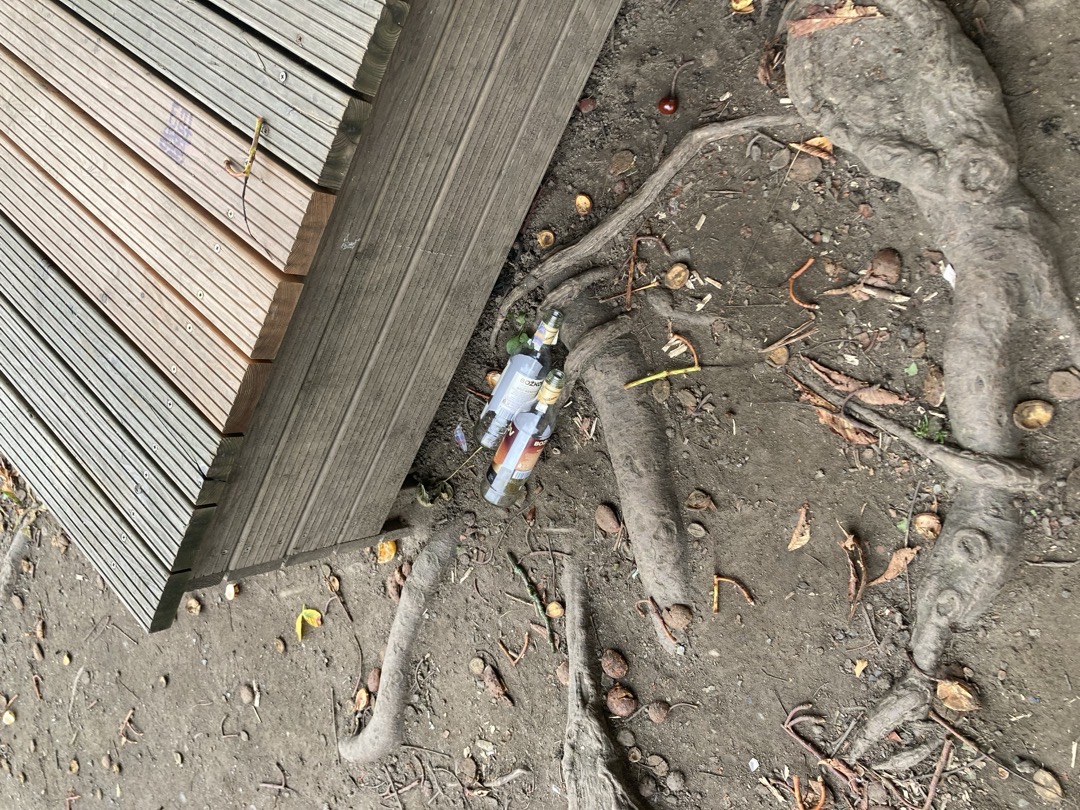 Odpadky a flašky od alkoholu