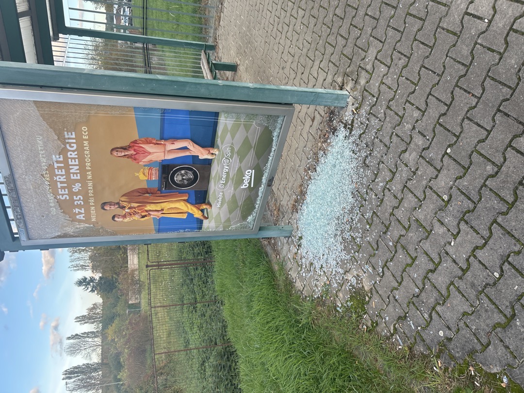 Rozbité sklo zastávky