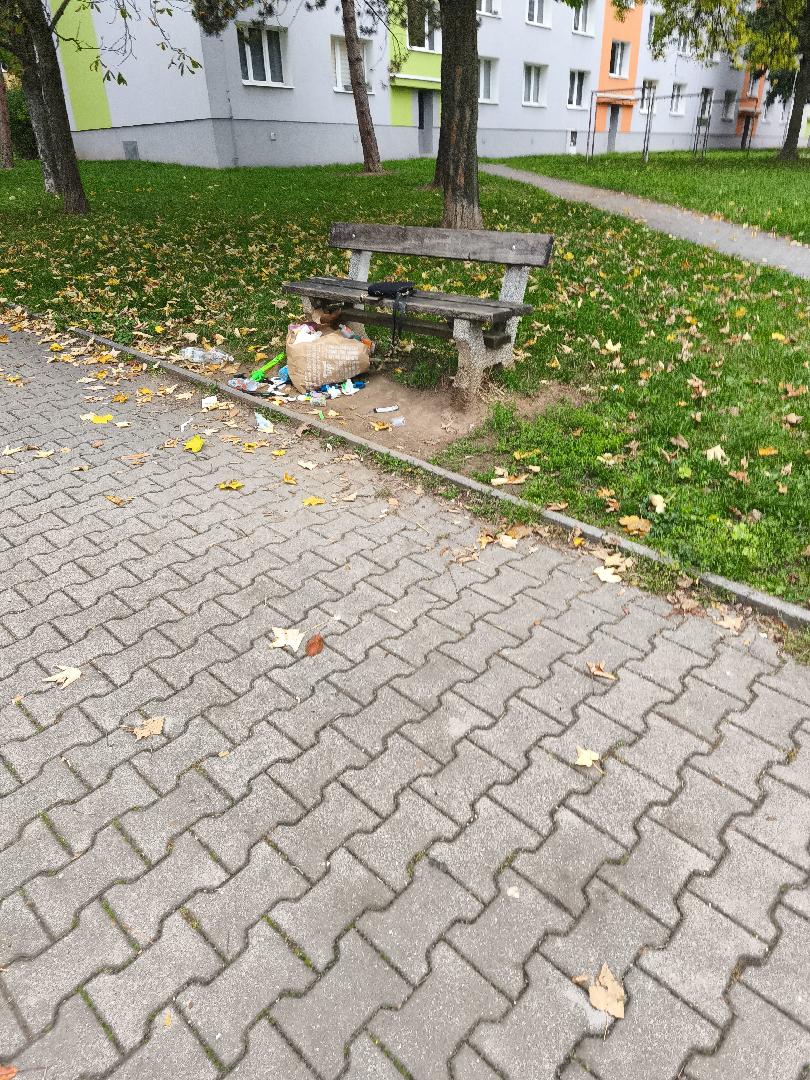 Nepořádek na lavičce