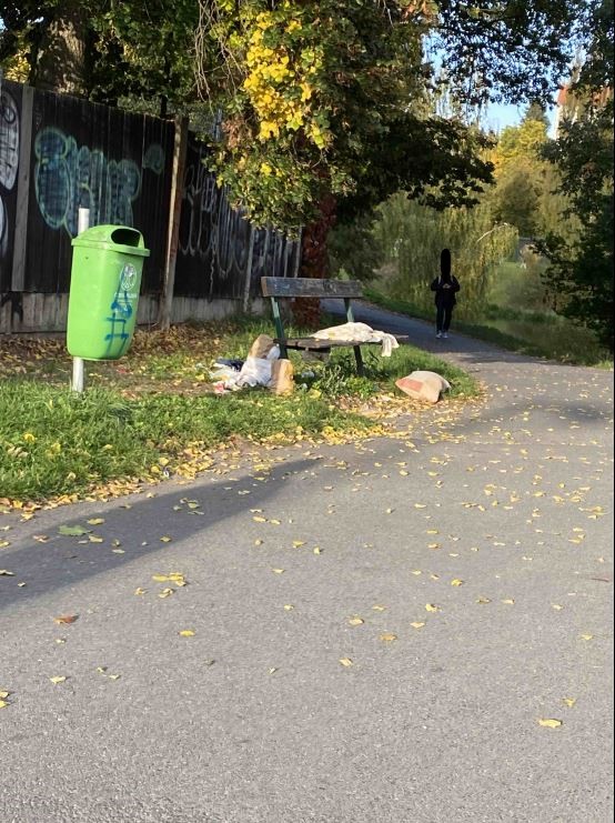 Nepořádek u lavičky