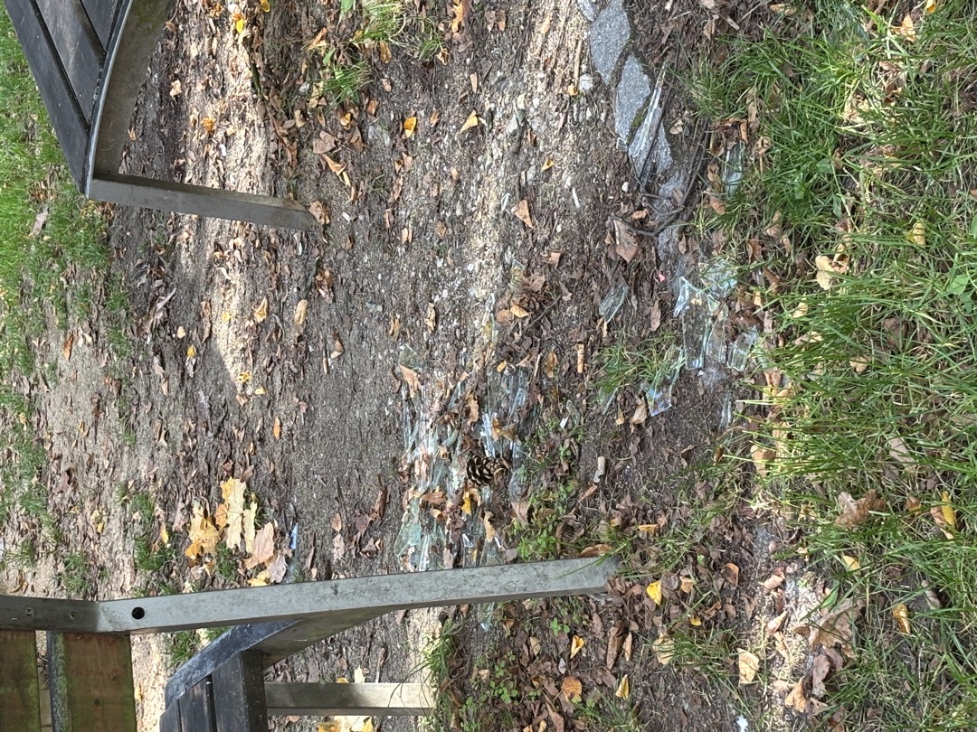Střepy na hřišti