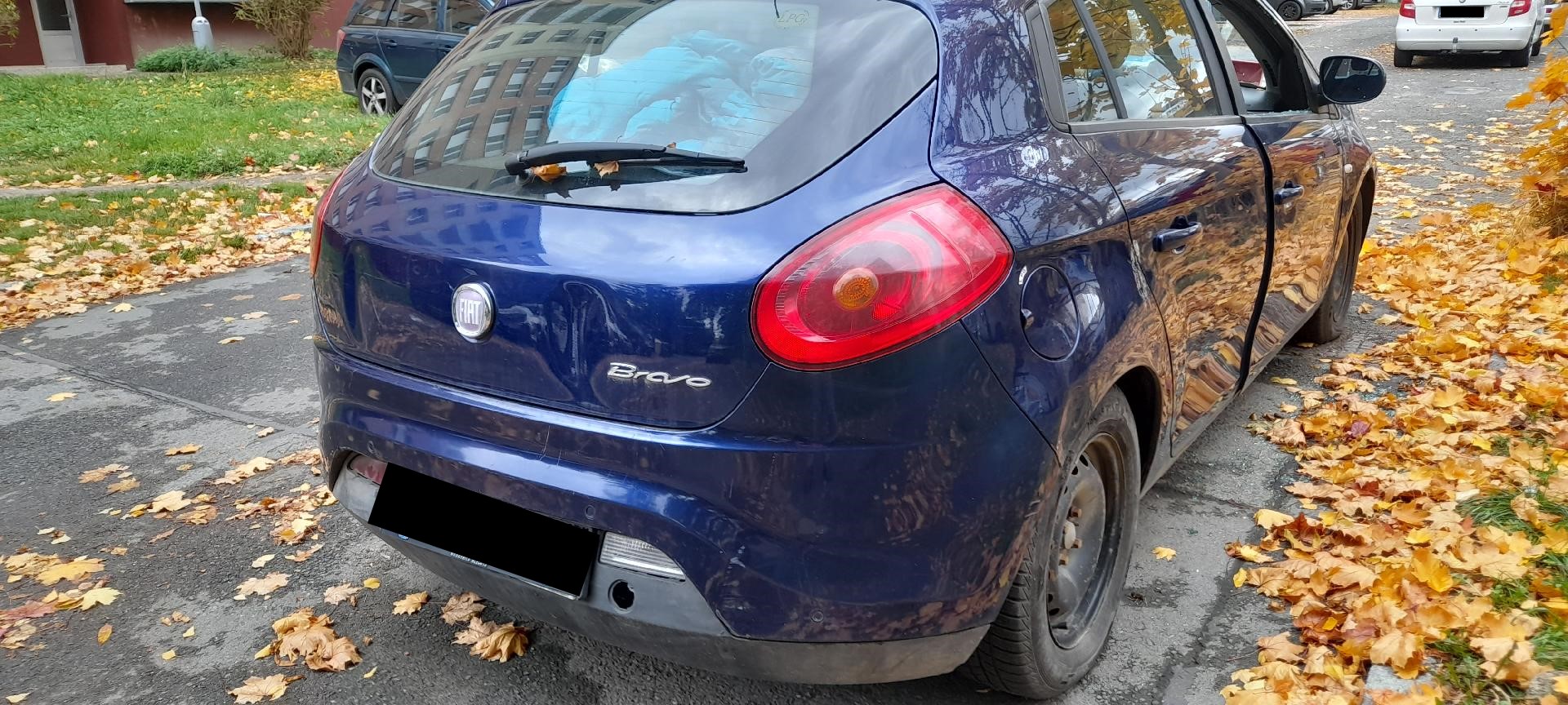 odstavené zničené auto