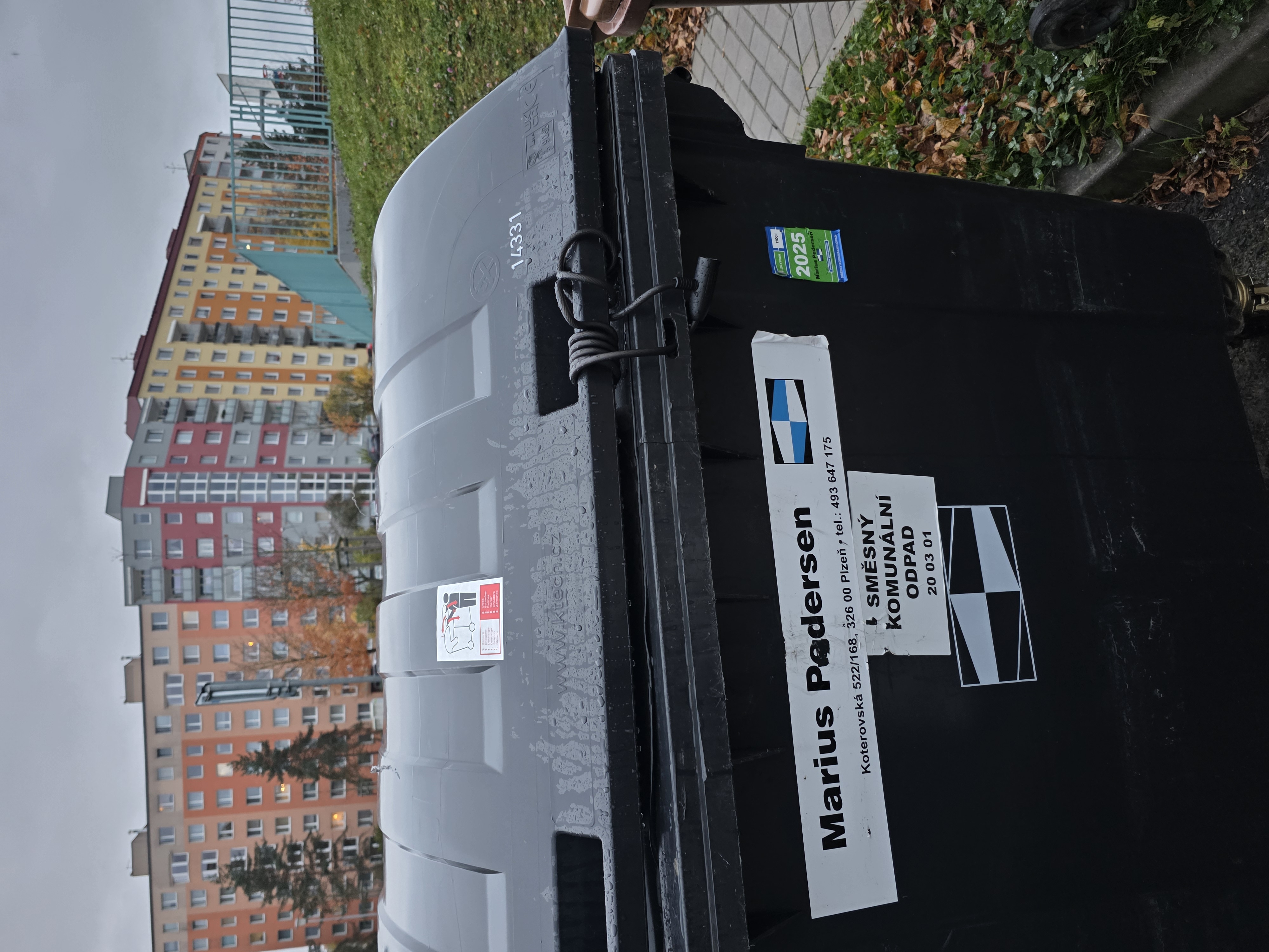 Pravidelně zamknutá popelnice