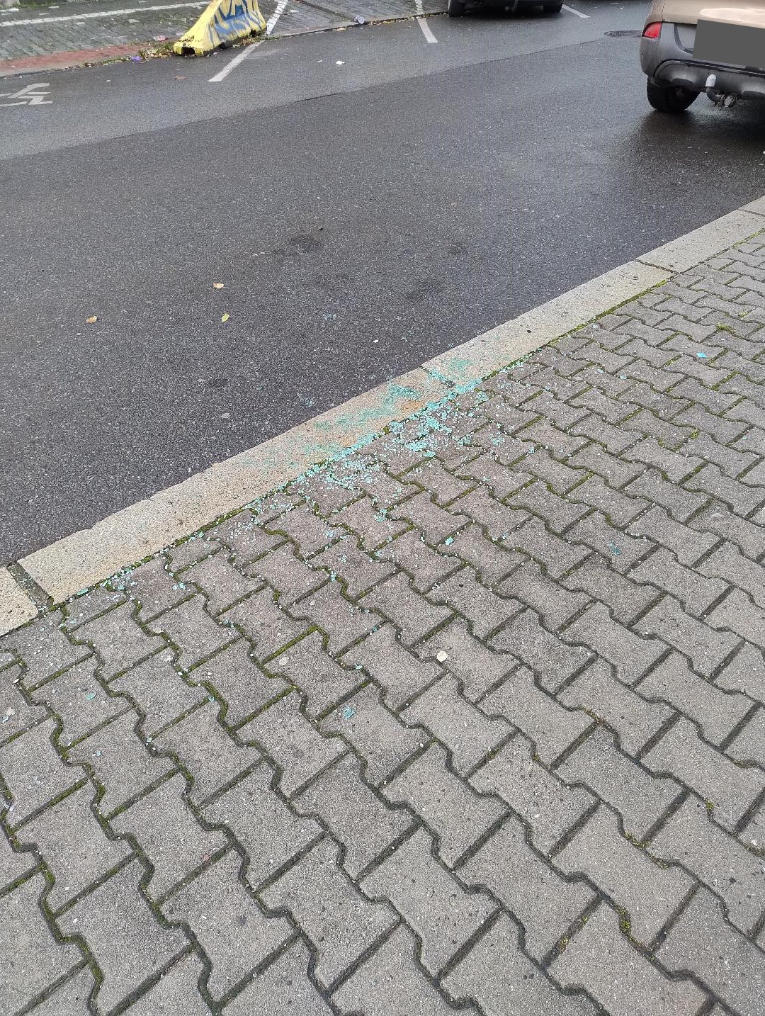 Sklo na vozovce a chodníku