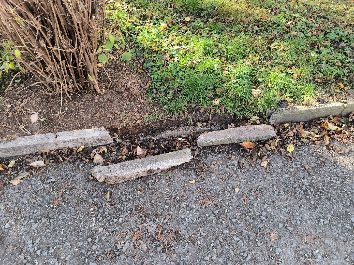 Ulomený obrubník u školy