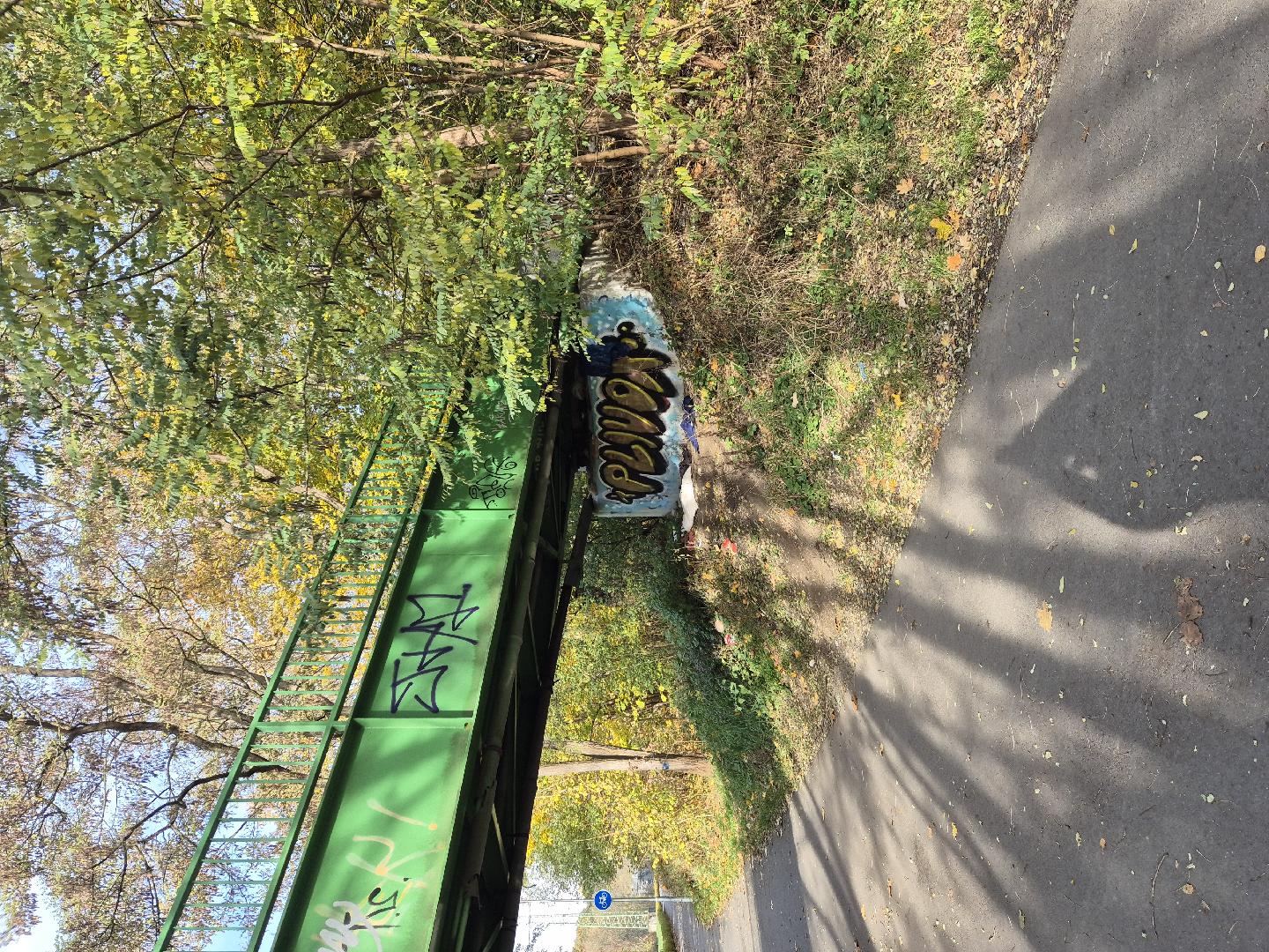 Nepořádek pod lávkou