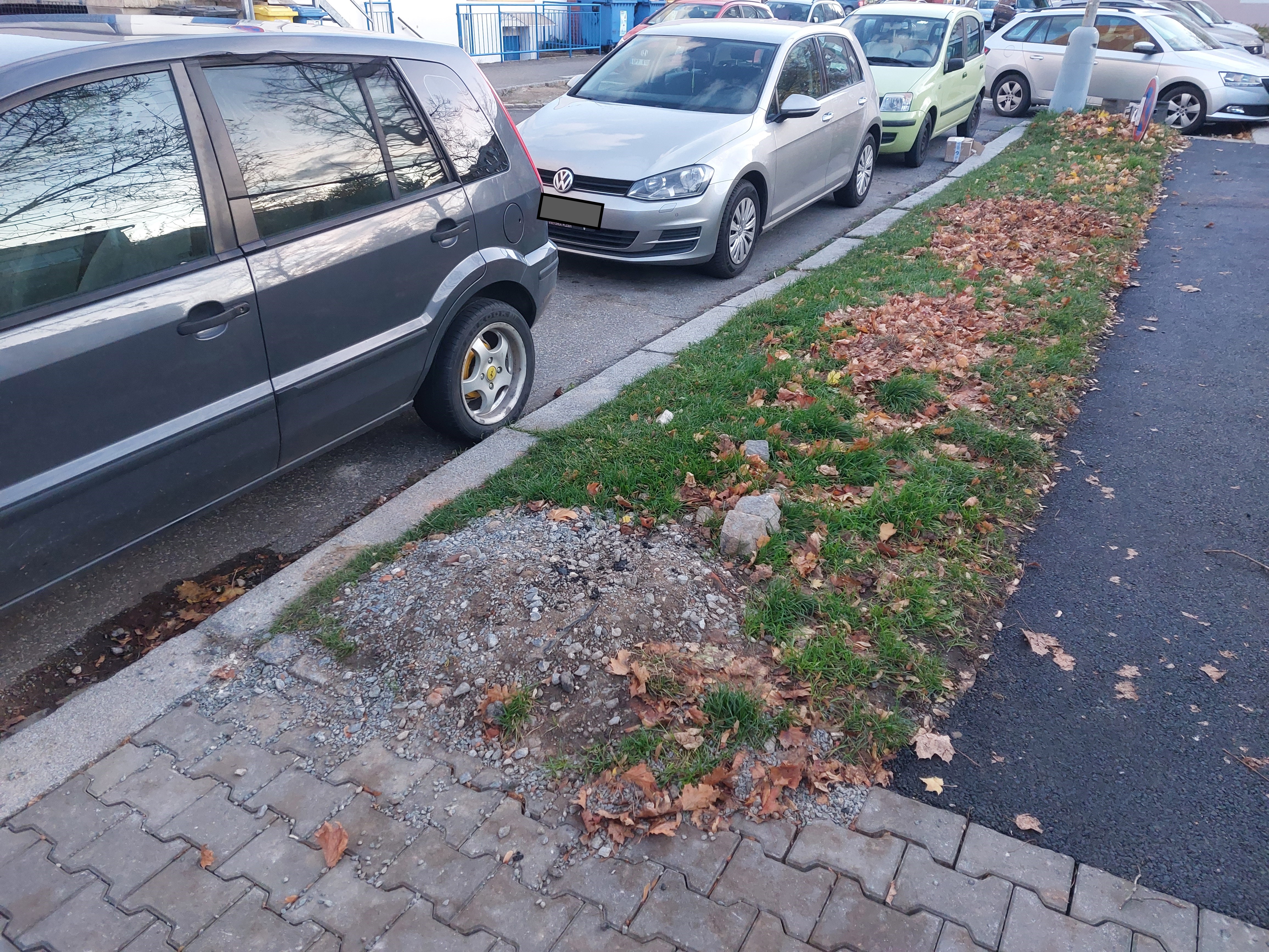 Zbytky ze stavby v trávě