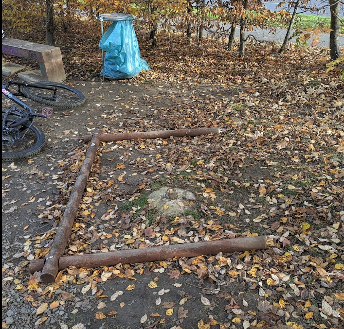 Ulomený stojan na kola