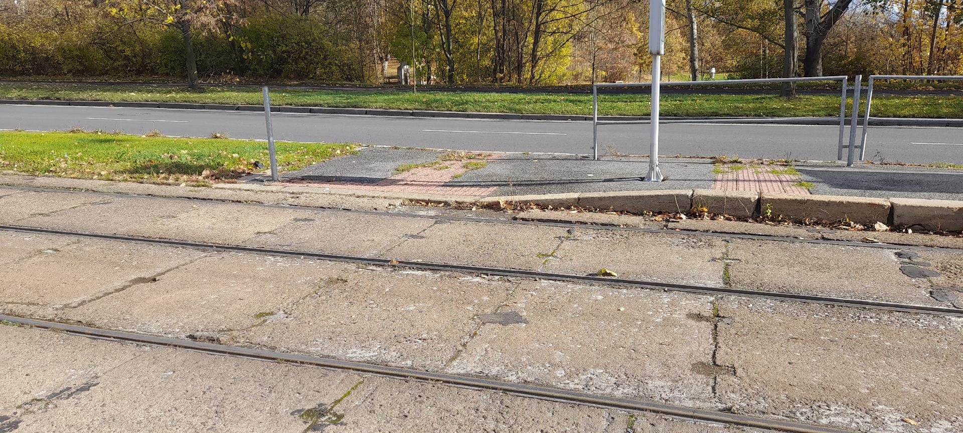 Chybí kus zábradlí.