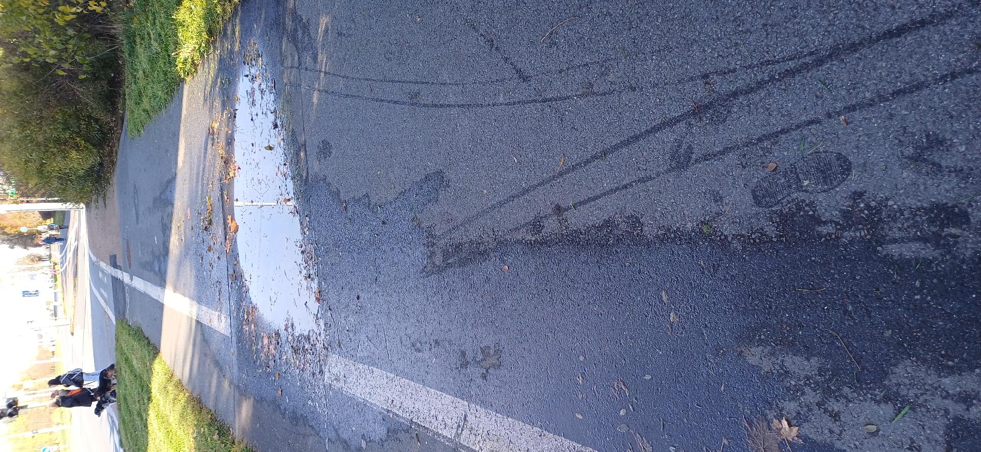 Propadnutý povrch chodníku