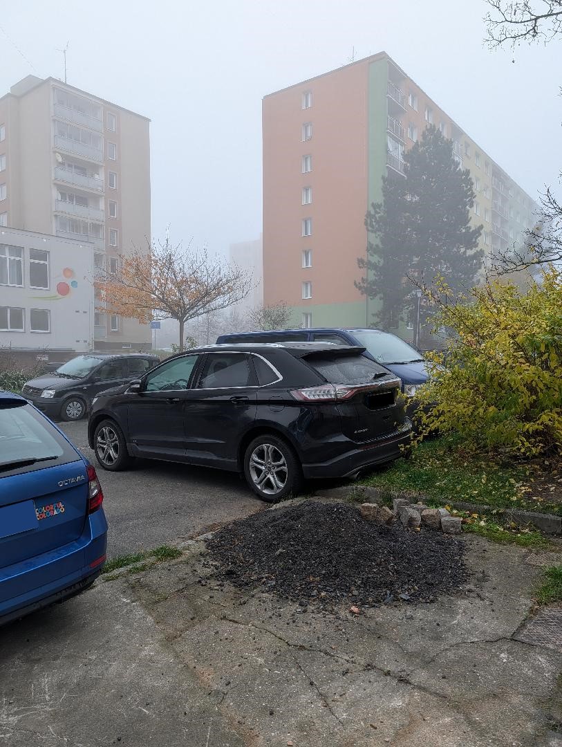 Suť a kameny po výkopu