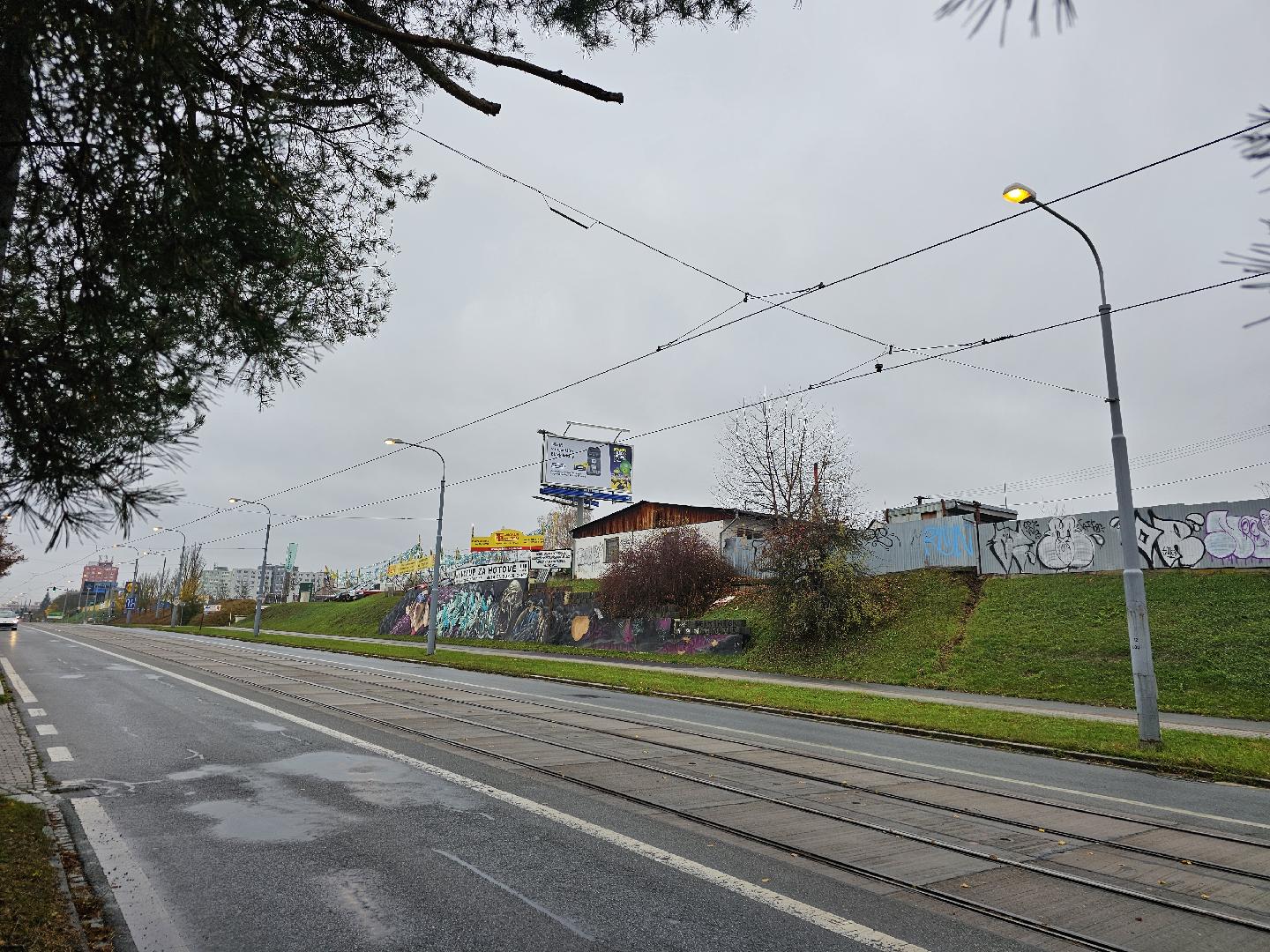 VO svítí ve dne, v noci tma