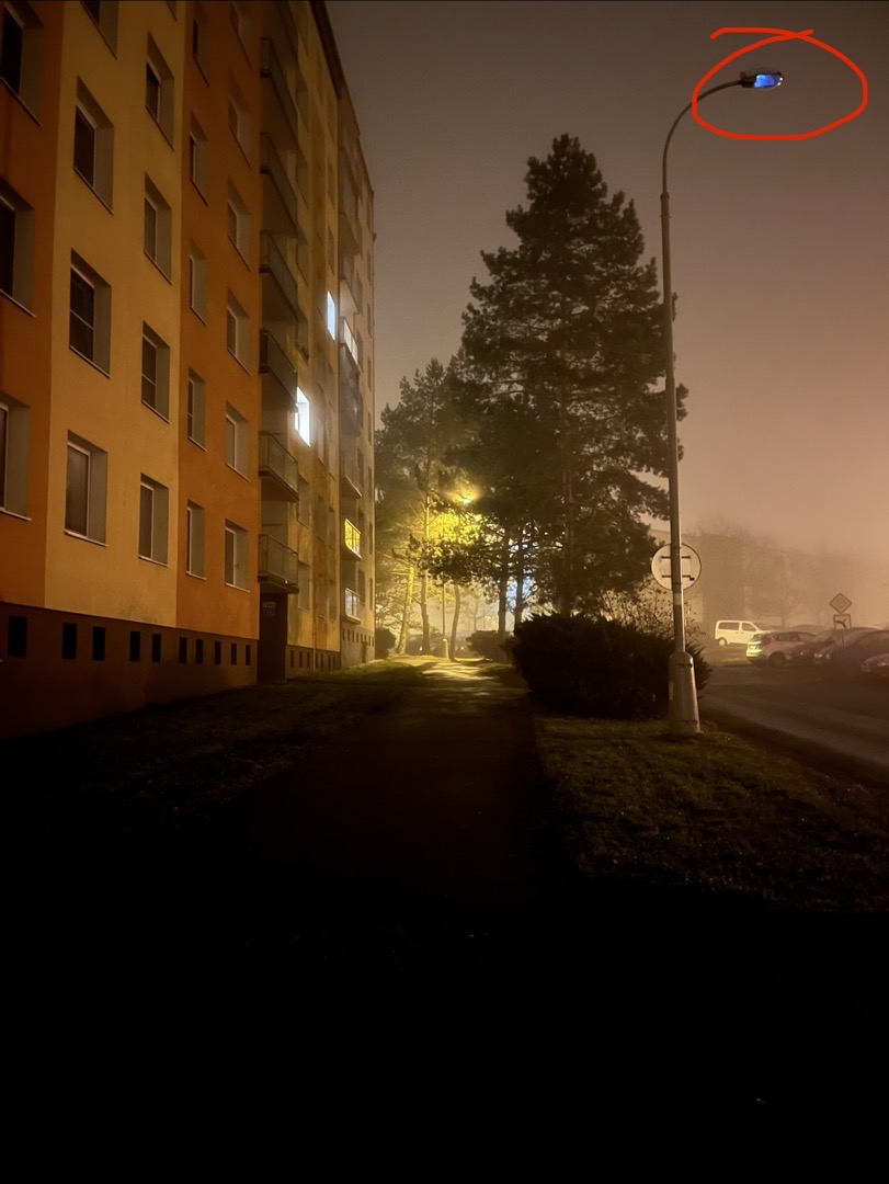 Nefunkční pouliční lampa