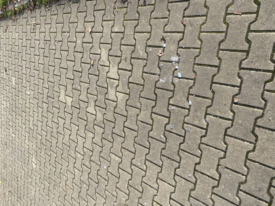 Střepy na chodníku