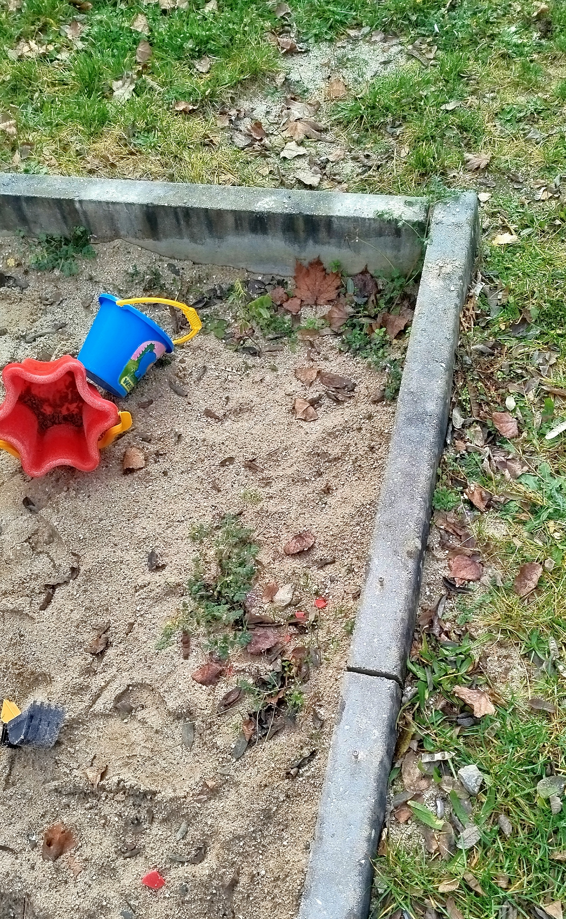 Hřebíky na pískovišti