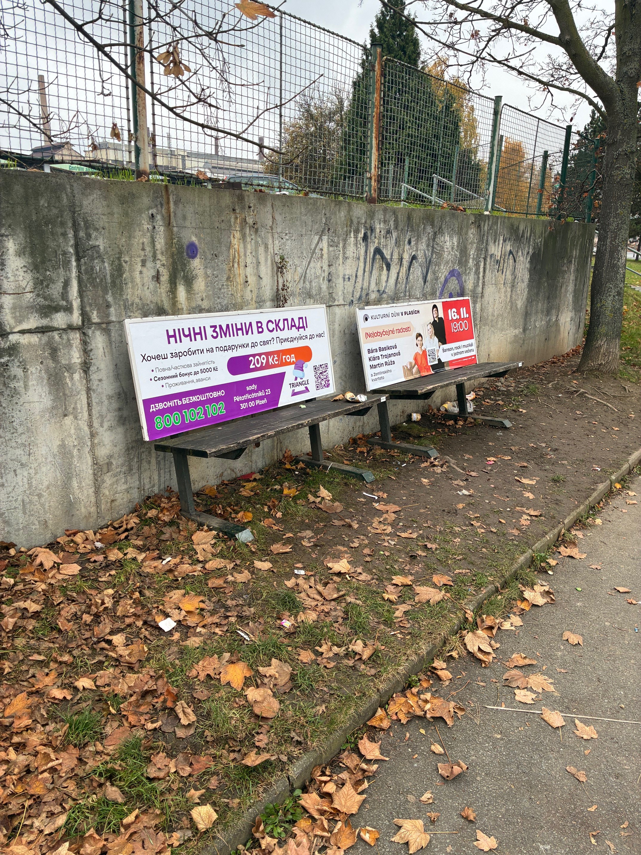 Nepořádek u laviček