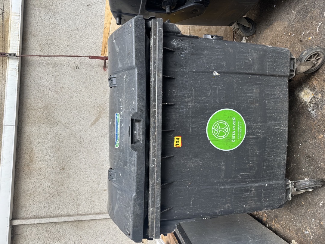 Znečištěné kontejnery na odpad