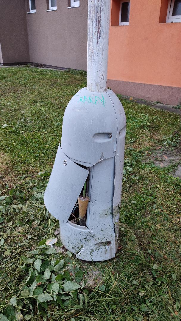 Zničený kryt lampy