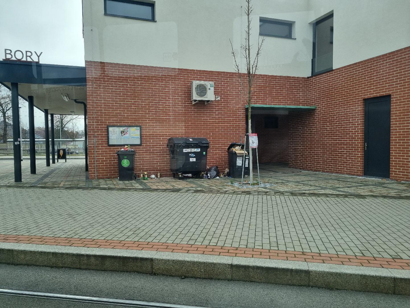 Odpadky kolem popelnic