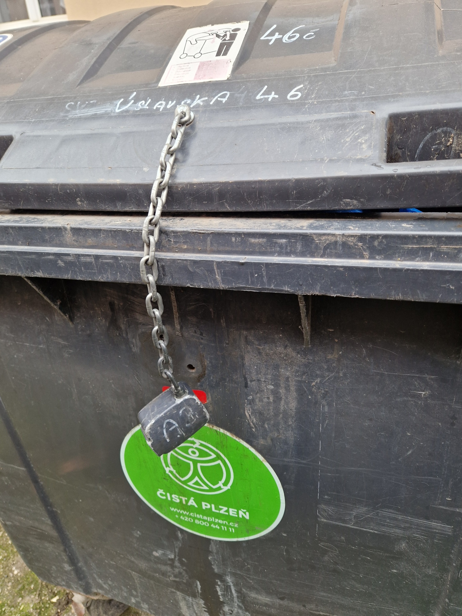 Kontejner s upadlým zámkem