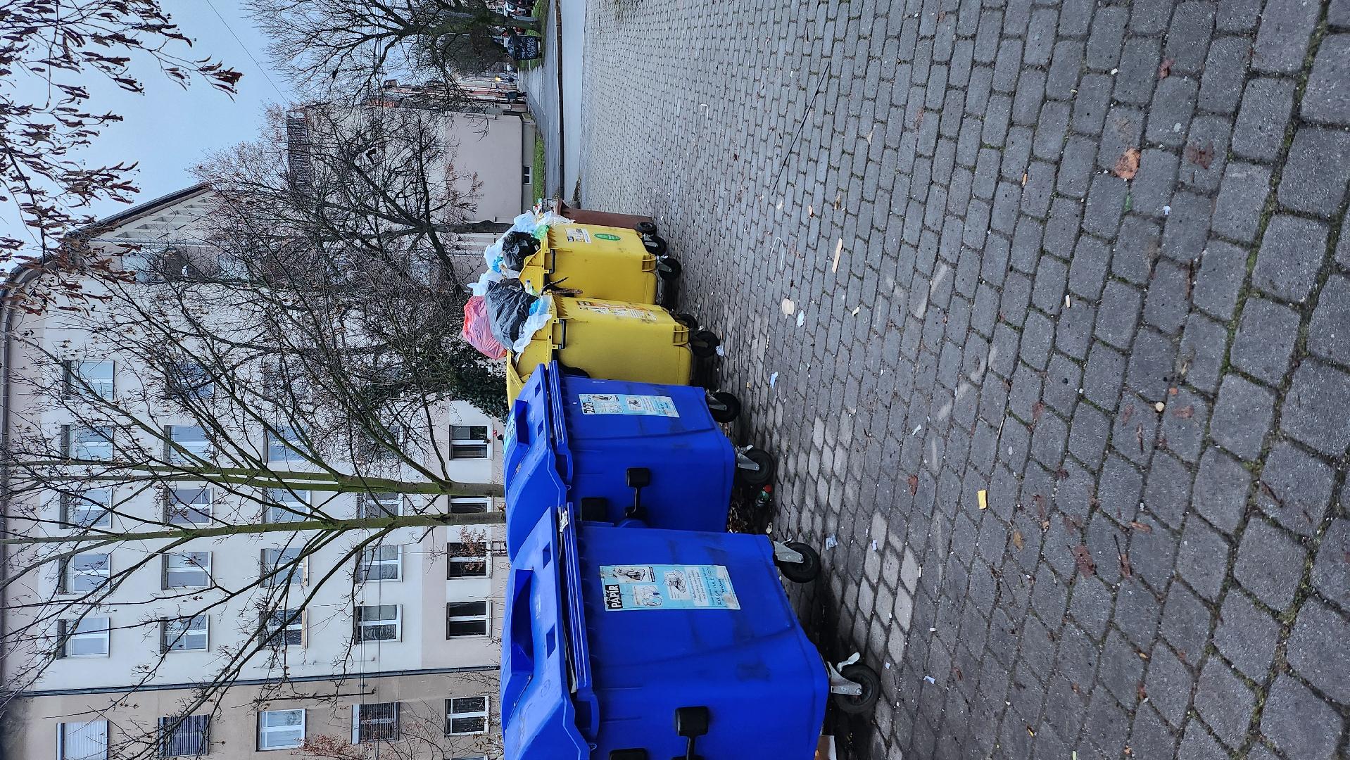 Plné kontejnery na plast