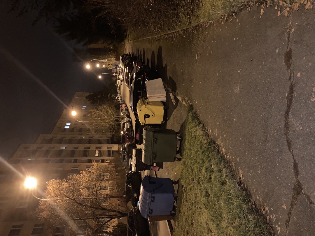 Matrace u kontejnerů