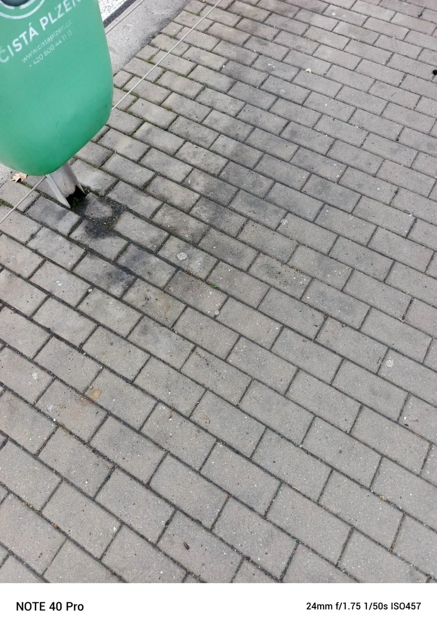 Sklo na tram. zastávce