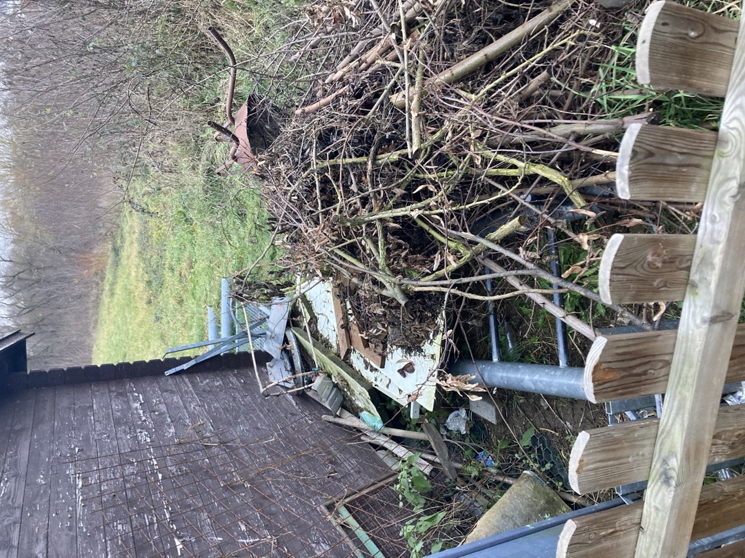 Skládka u dětského hřiště 