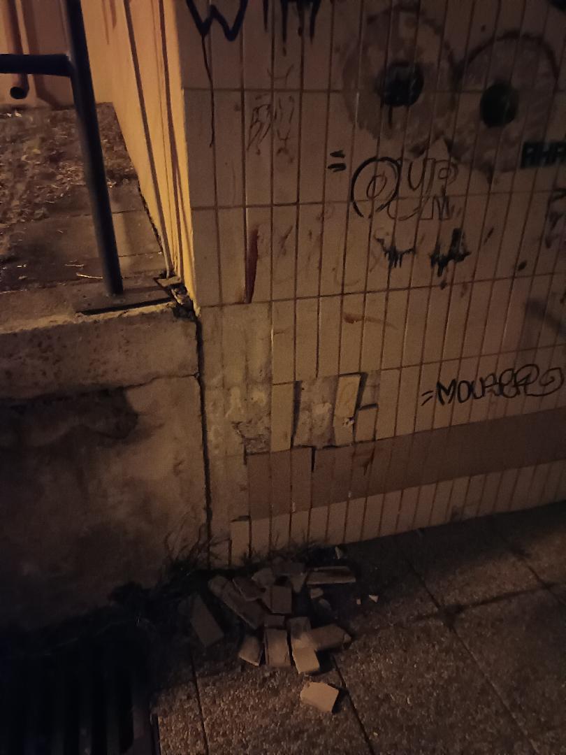 Zničený obklad v podchodu