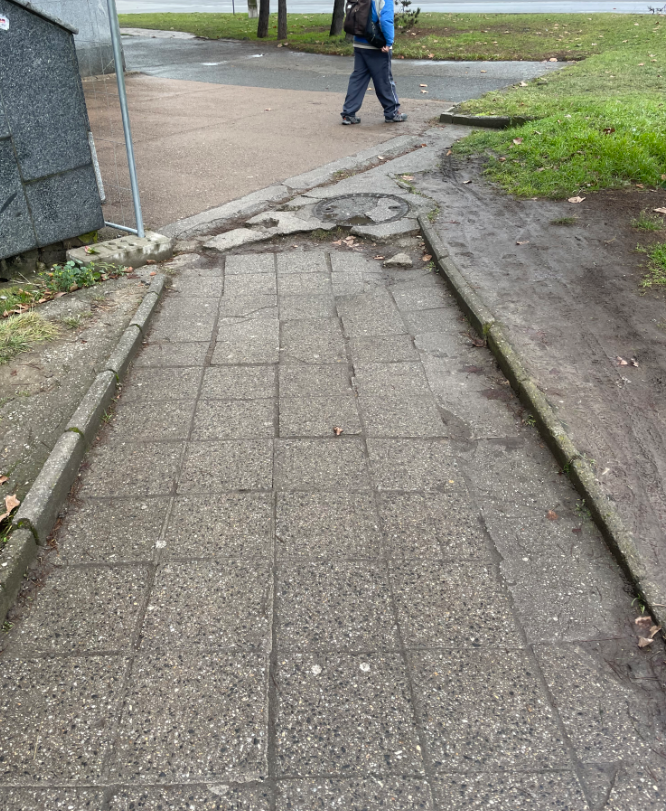 Chodník u ředitelství PČR