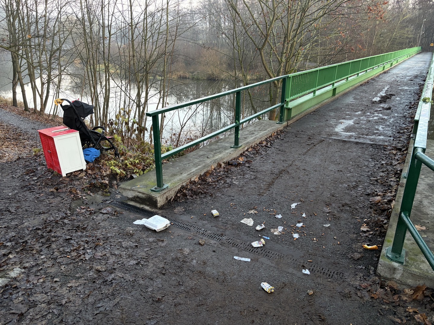 Odpadky u lávky