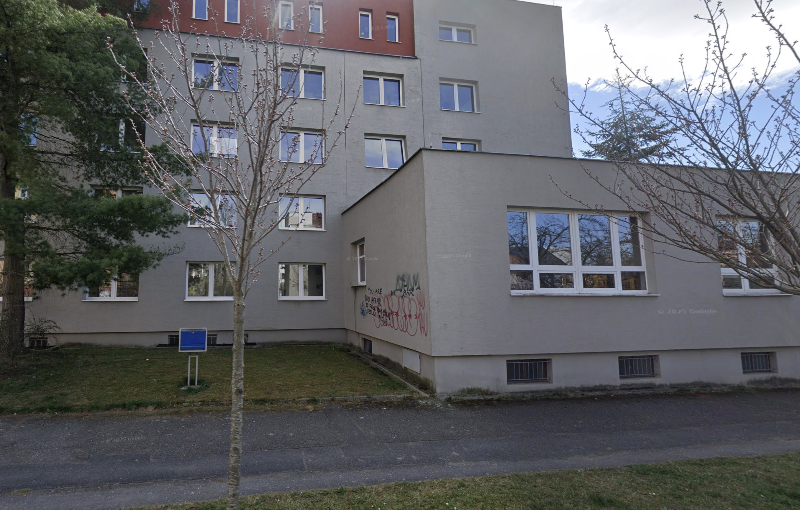 Posprejovaná městská budova