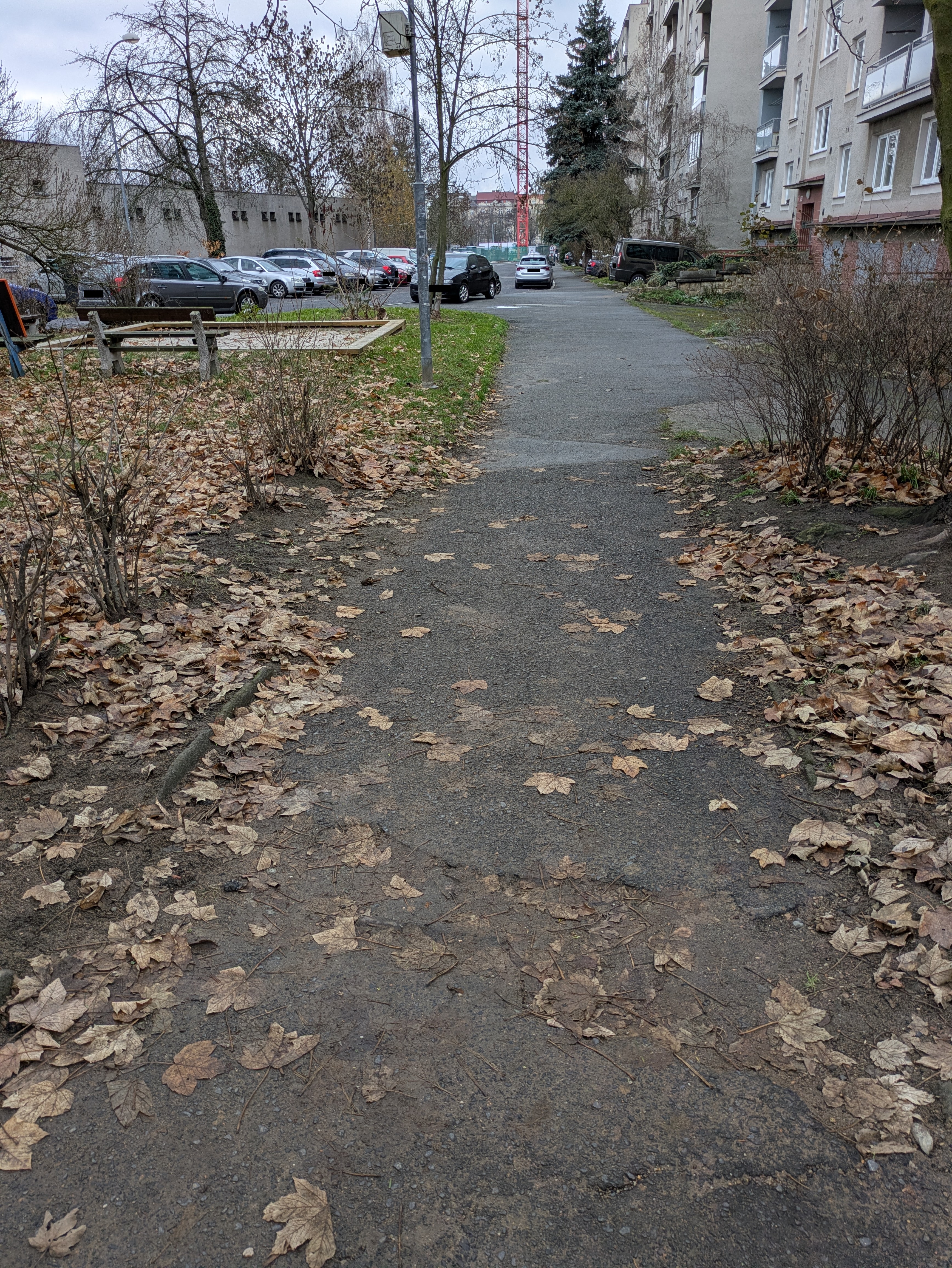 Neopravený asfalt + zábrany