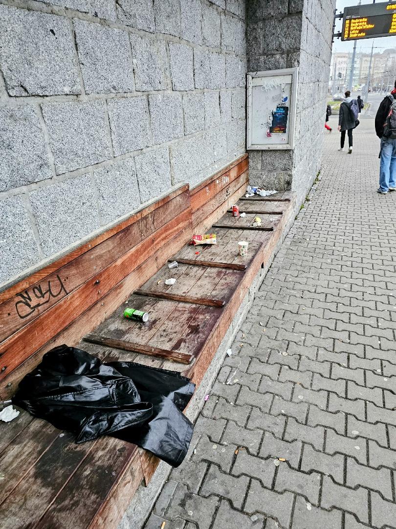 Nepořádek na zastávce
