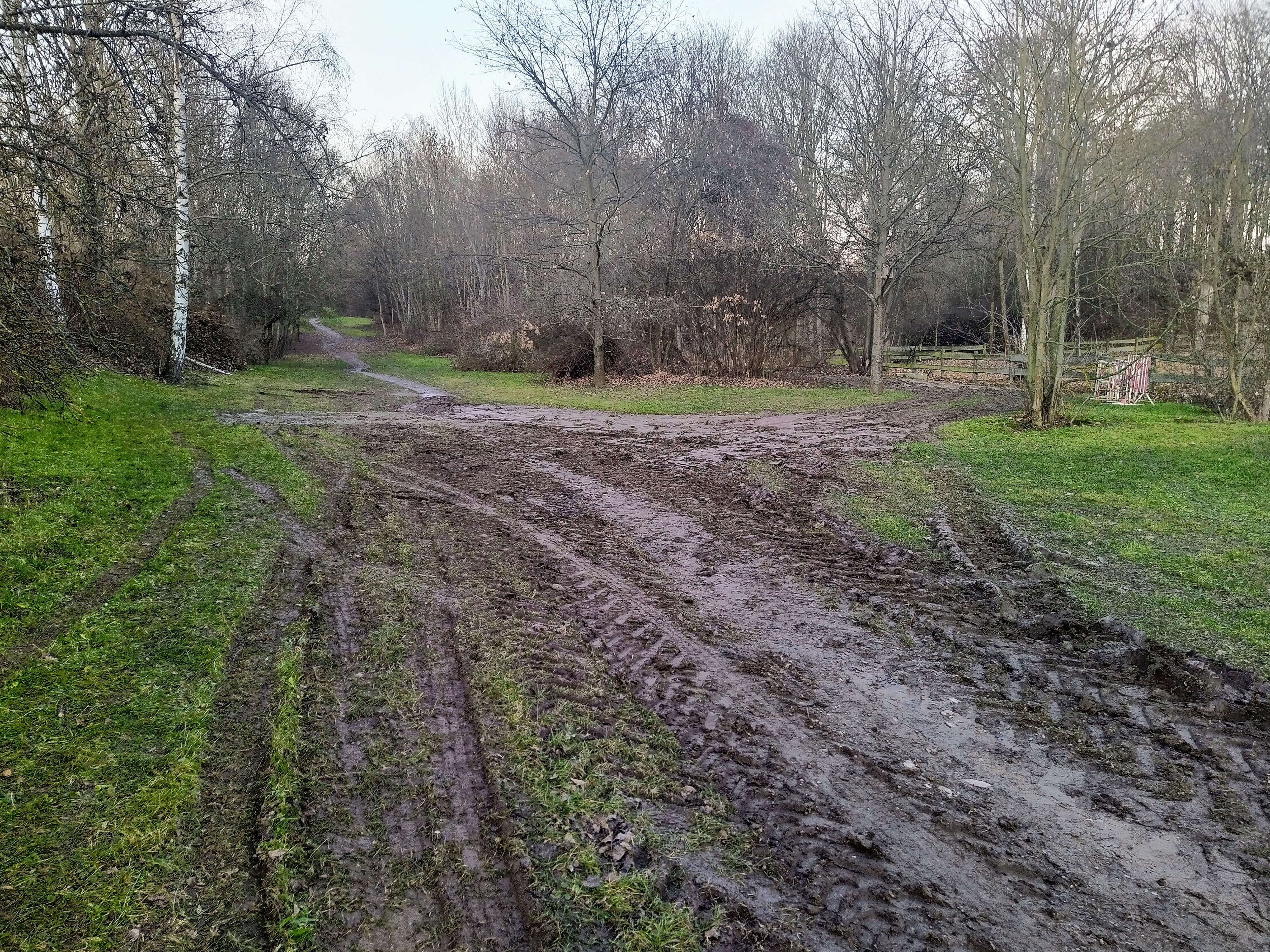 rozježděná cesta u ž.hřbitova