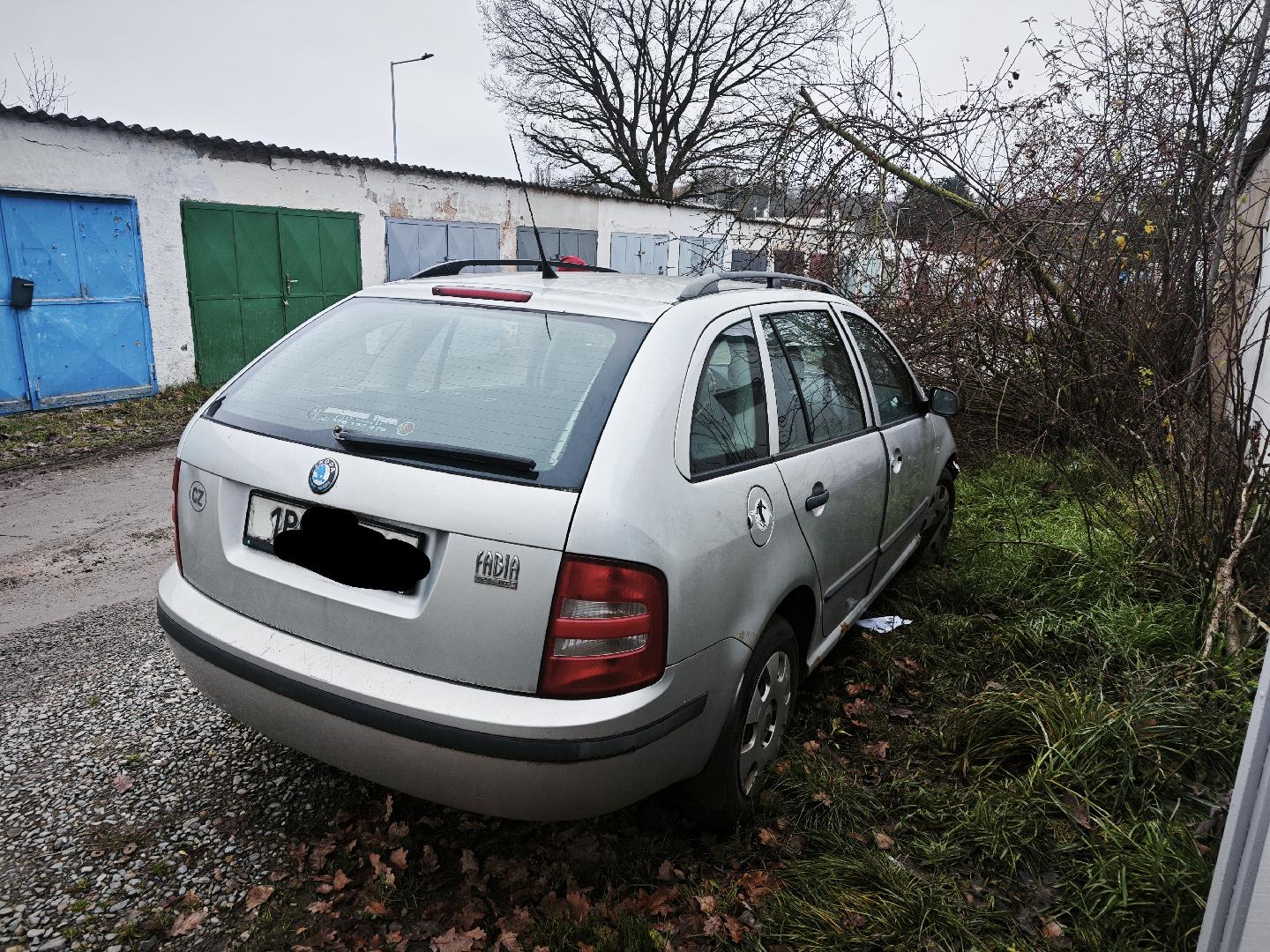 Odstavený nepojízdný automobil