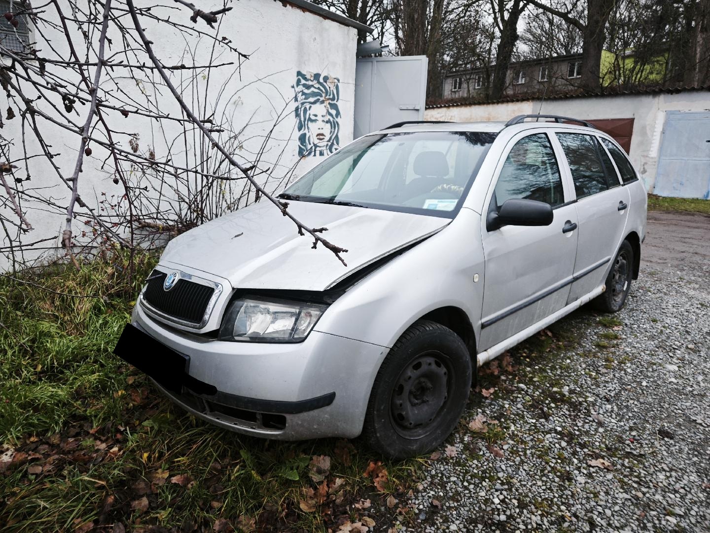 Odstavený nepojízdný automobil