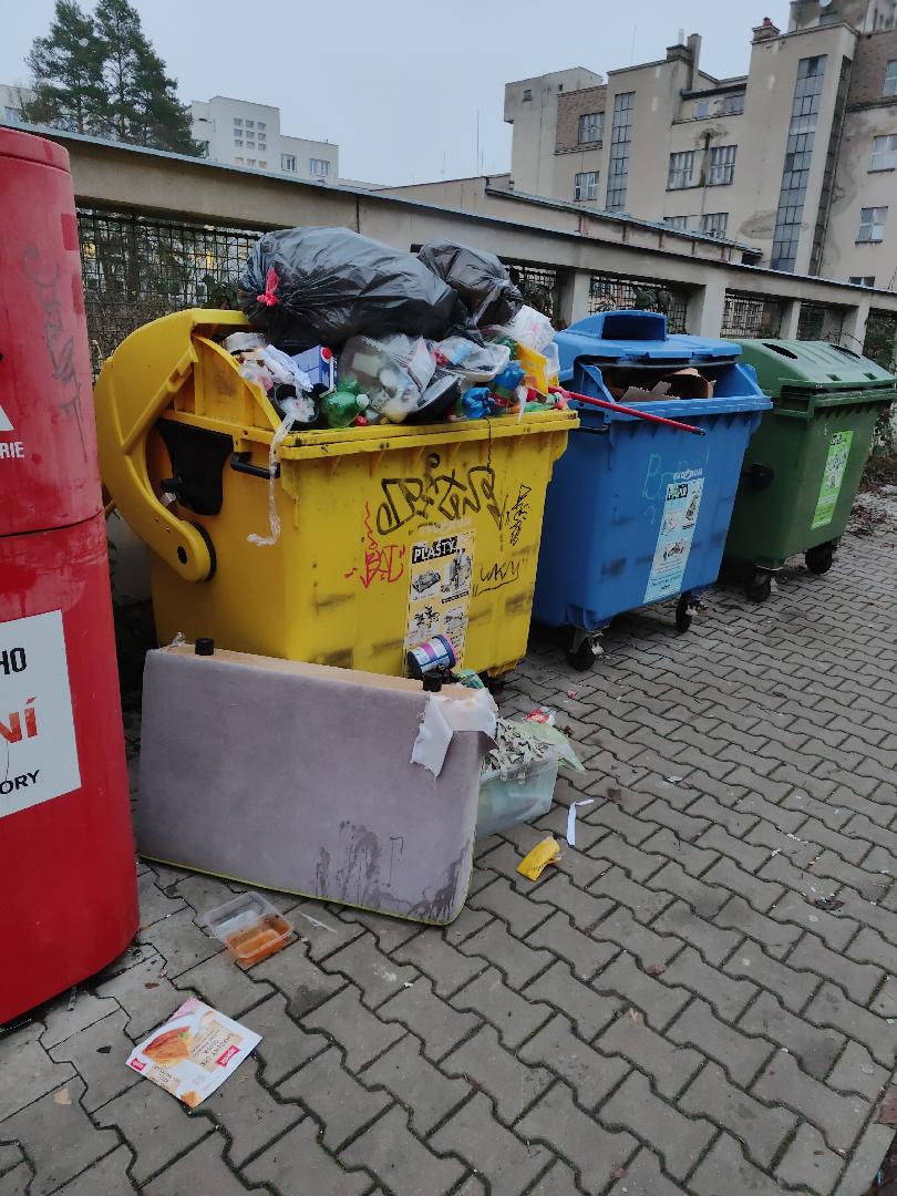 přeplněný kontejner 