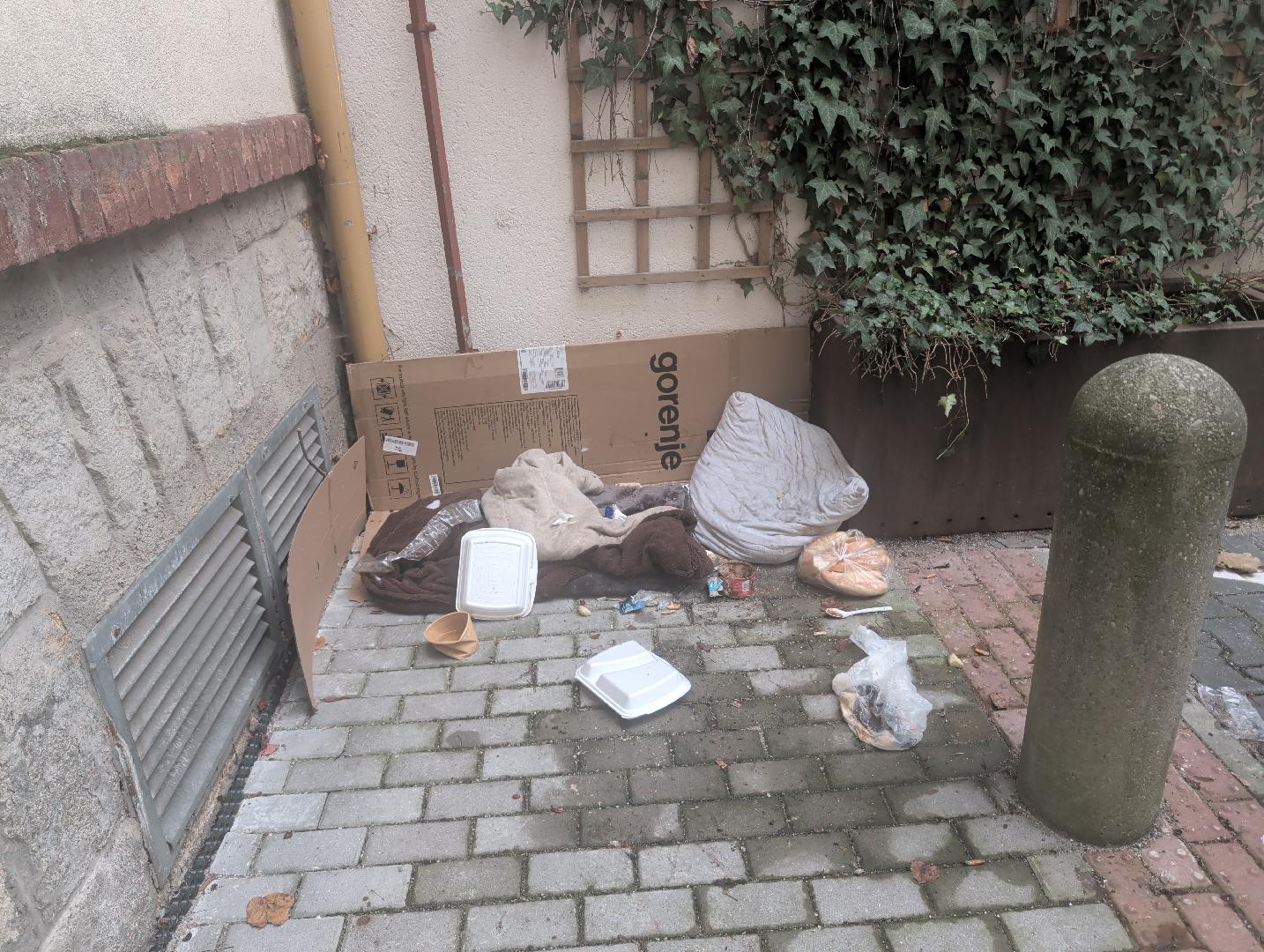 Odpadky po bezdomovci