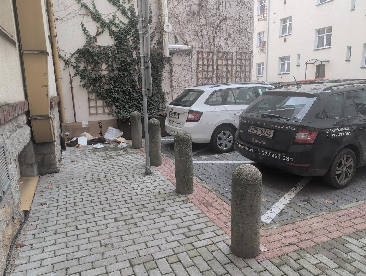 Odpadky po bezdomovci