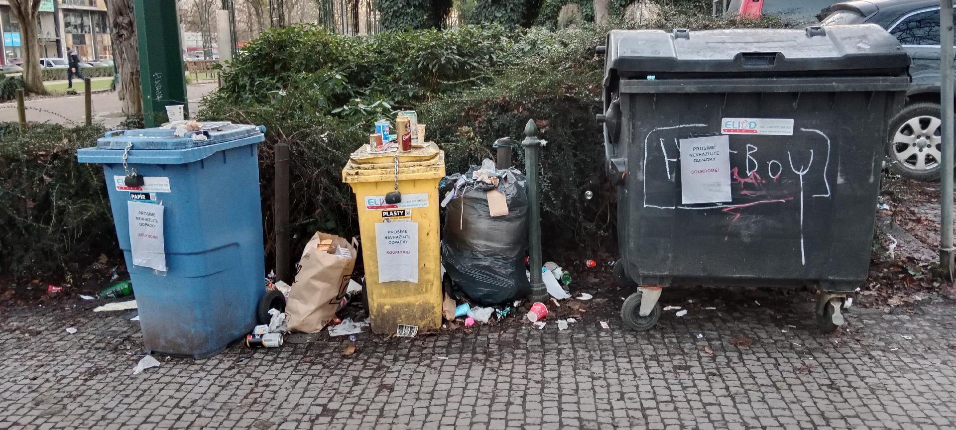 Odpadky okolo popelnic