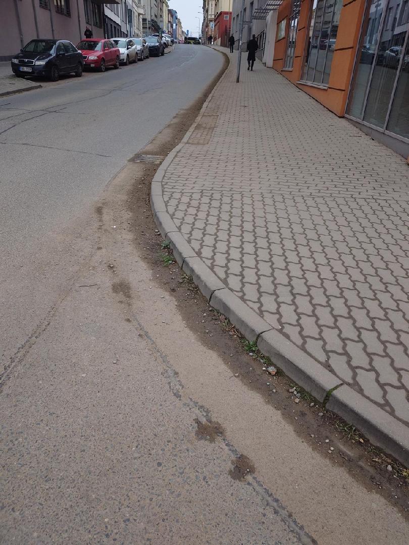 Bahno a štěrk u krajnice