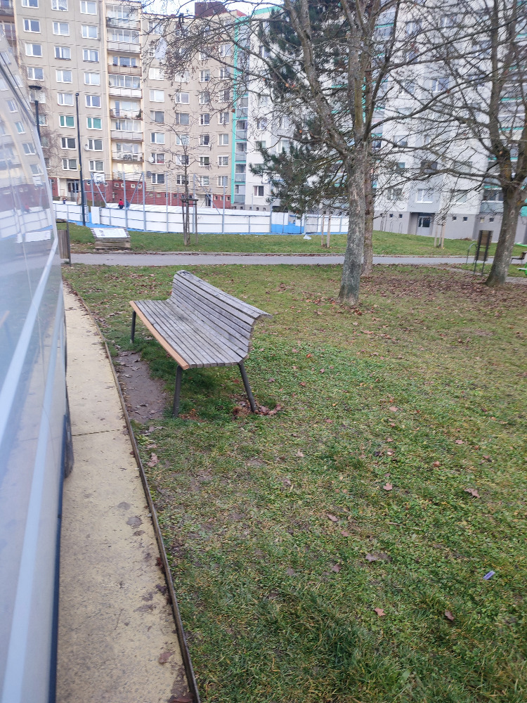 Ulomené prkno na lavičce