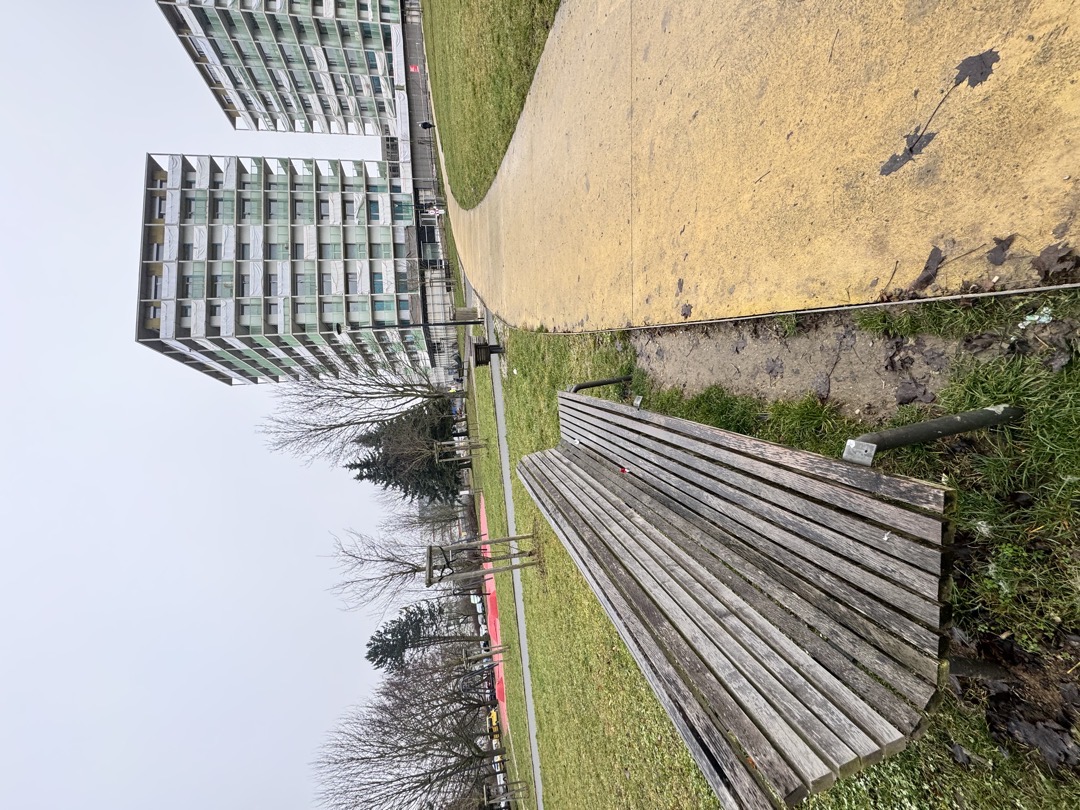 Ulomené prkno na lavičce