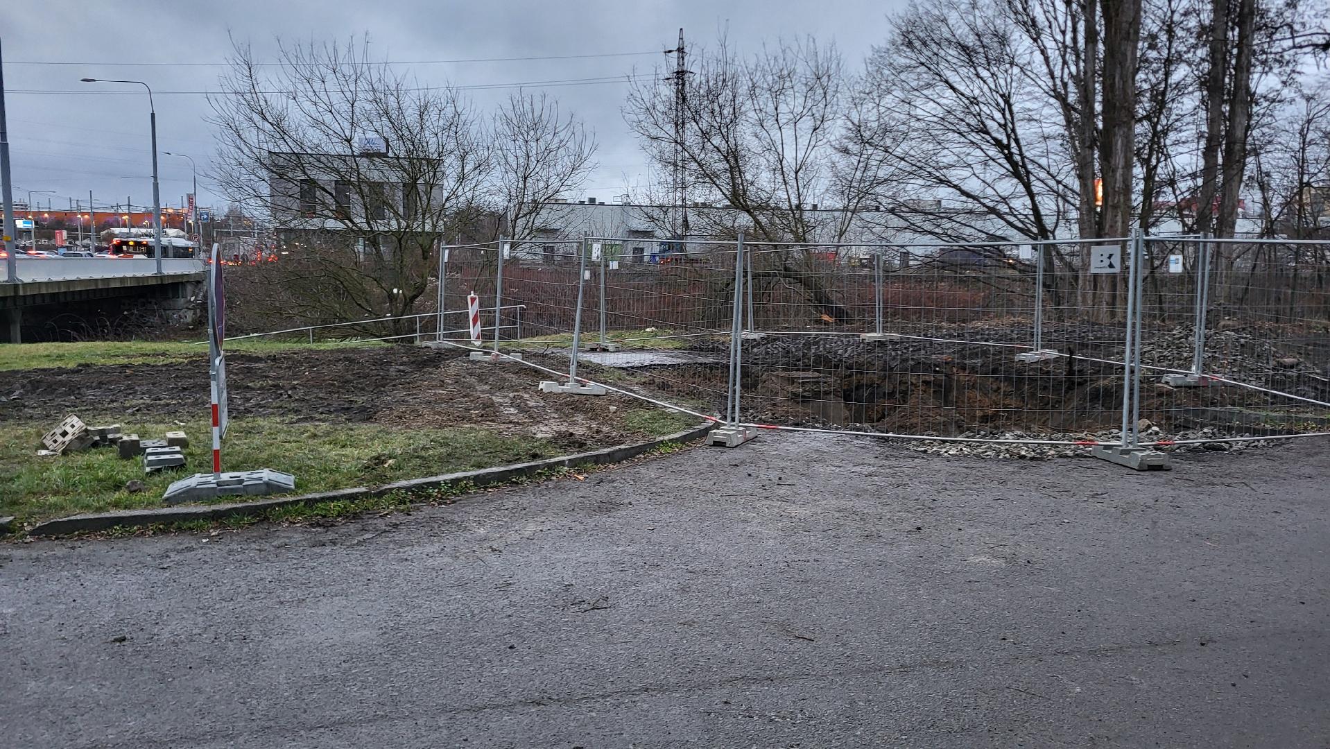 Přerušení cyklotrasy výkopem